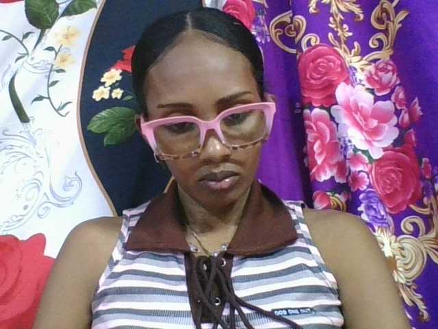 ninie1a live cam on BongaCams