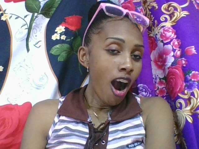 ninie1a live cam on BongaCams