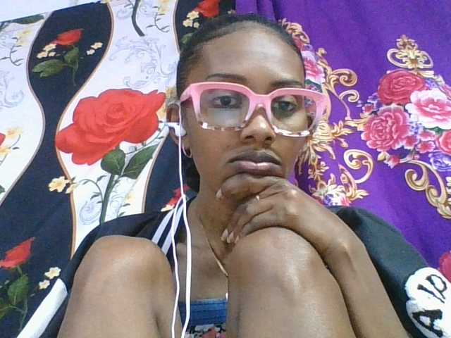 ninie1a live cam on BongaCams