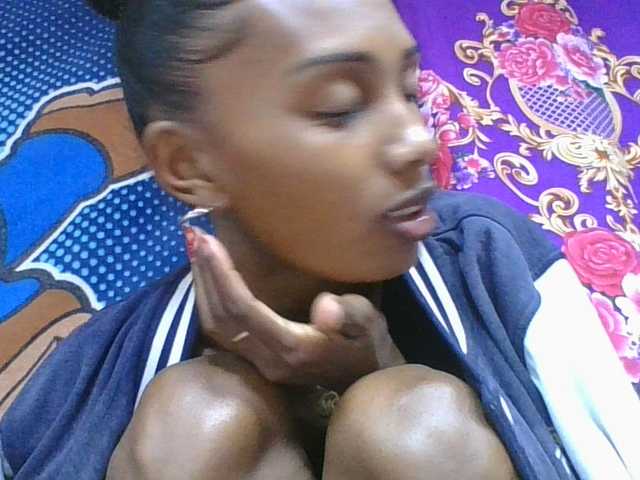 ninie1a Live Cam on BongaCams