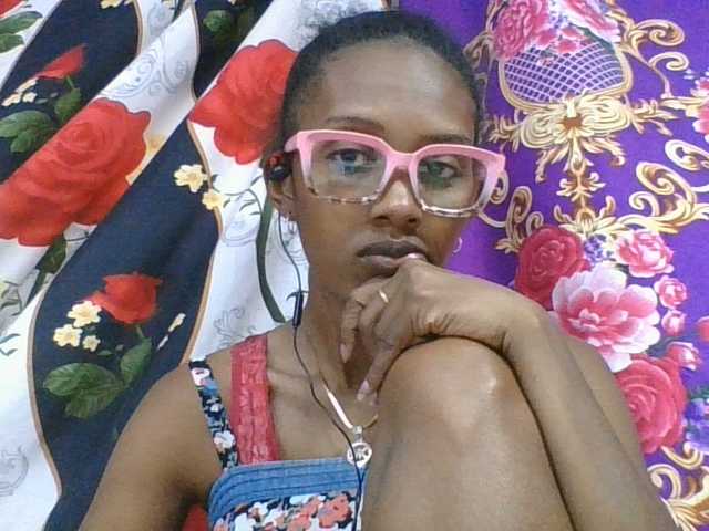 ninie1a live cam on BongaCams