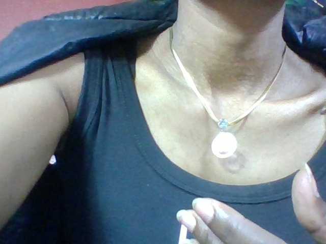 ninie1a live cam on BongaCams
