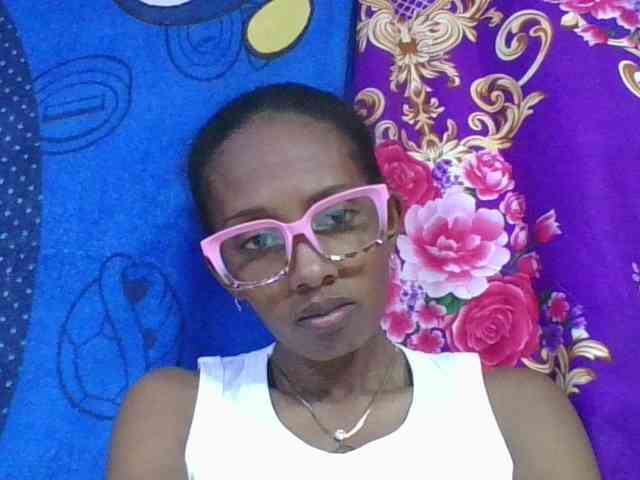 ninie1a Live Webcam on BongaCams