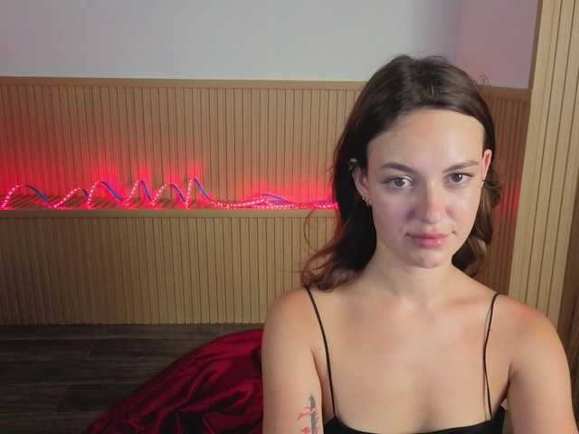 mmilaniia Live Cam and Statistics on UnifiedCams