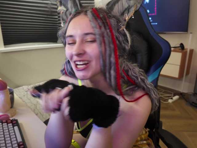 GreySwan's BongaCams show and profile