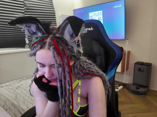 GreySwan's BongaCams show and profile