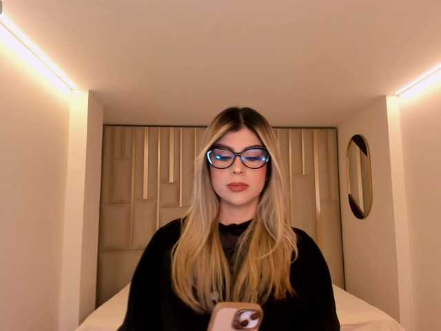 le modèle MiaSilvaX est en webcam porno dans un show sur le site bongacams, il possède les tags suivants: Latino/Hispanic,Blonde,Shaved