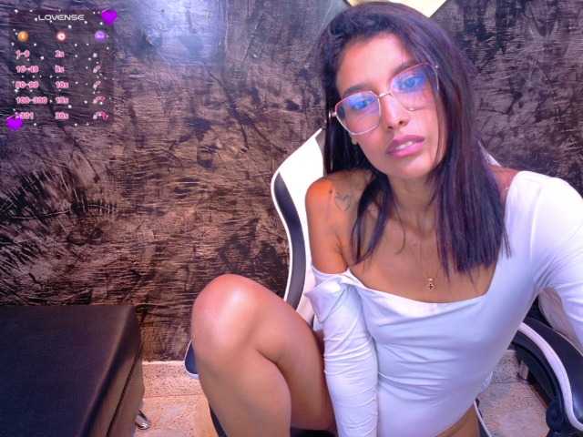Hannah-Collen's BongaCams show and profile