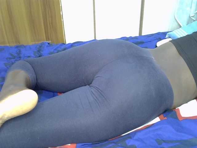ZuriSecrets webcam bongacams model stream image