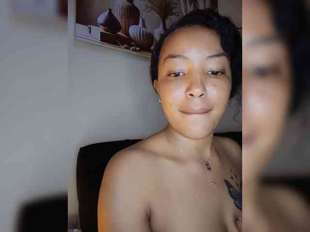 BeautifulGia webcam