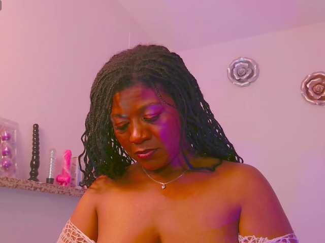 le modèle KeisySmith est en webcam porno dans un show sur le site bongacams, il possède les tags suivants: Ebony,Brunette,Trimmed