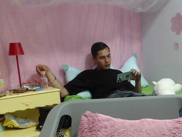 Sarahtomsom's BongaCams show and profile