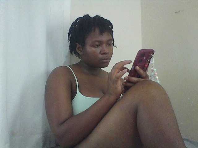Cutecaramela live cam on BongaCams