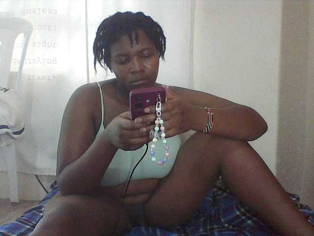 Cutecaramela live cam on BongaCams