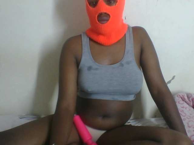 Cutecaramela live cam on BongaCams