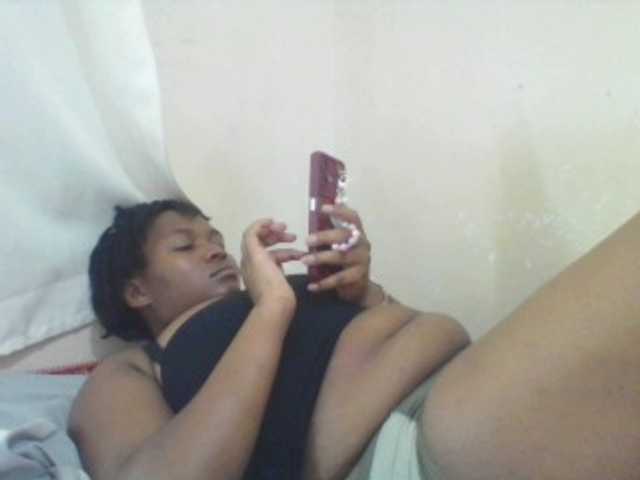 Cutecaramela live cam on BongaCams