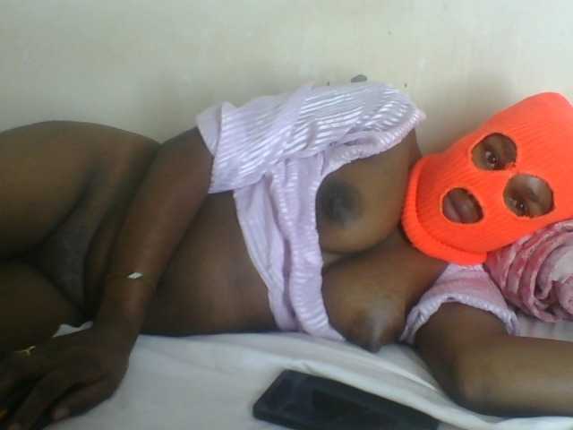 Cutecaramela live cam on BongaCams