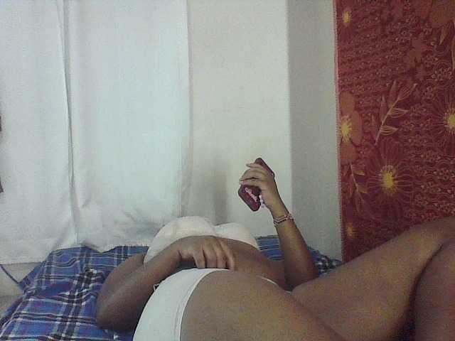 Cutecaramela live cam on BongaCams