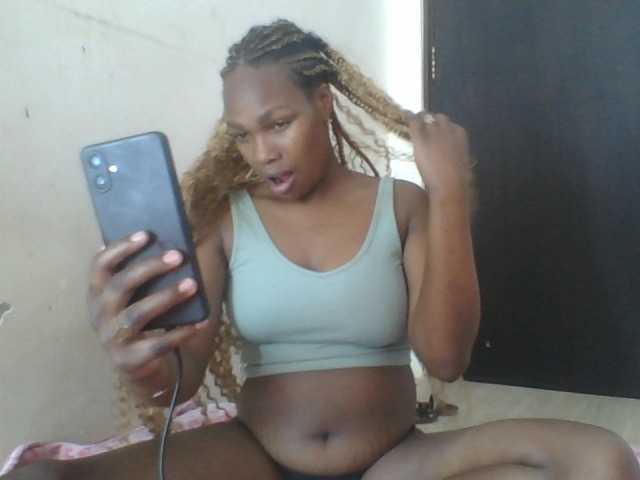 Cutecaramela live cam on BongaCams