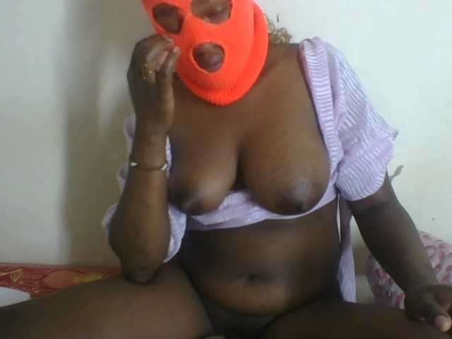 Cutecaramela live cam on BongaCams