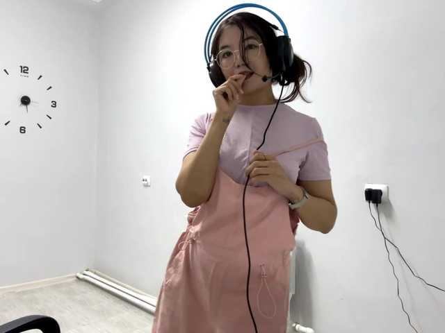 TynishaGoldfarb Live Cam and Statistics on UnifiedCams