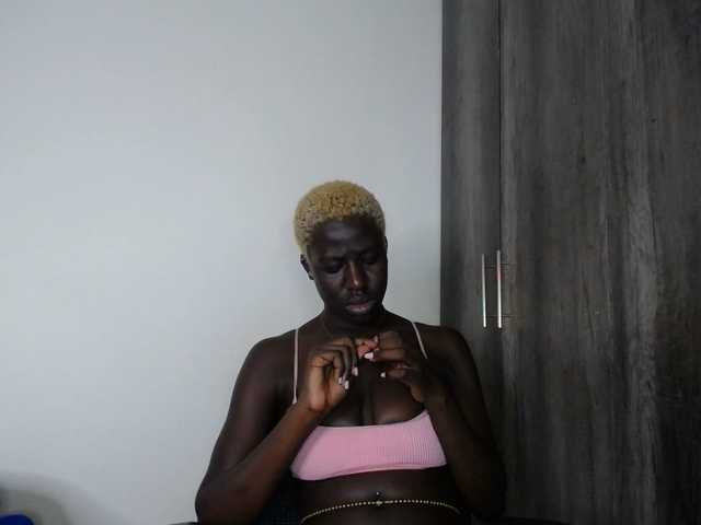 le modèle KittySexxy est en webcam porno dans un show sur le site bongacams, il possède les tags suivants: Ebony,Blonde,Trimmed