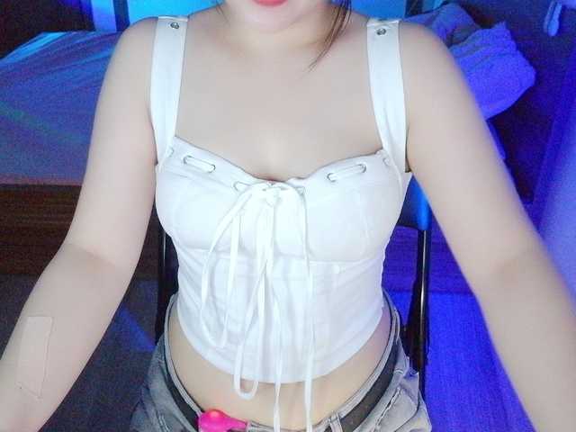Maybae live cam on BongaCams