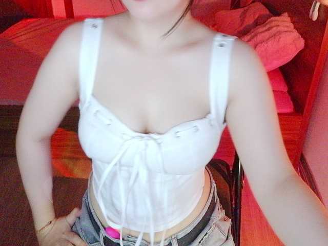 Maybae live cam on BongaCams