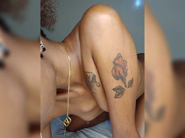 Roundbootie live cam on BongaCams