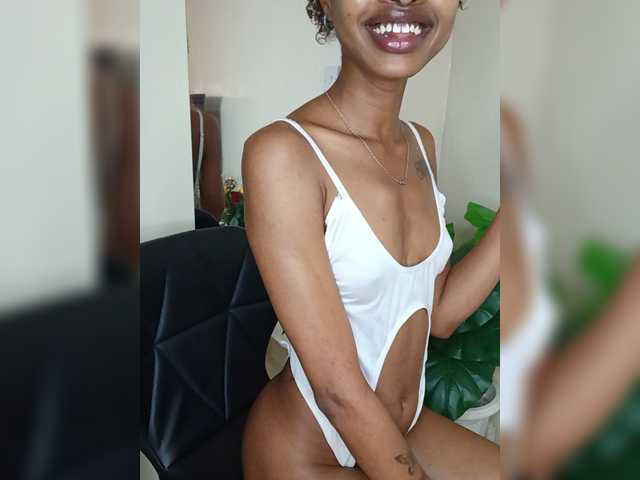 Roundbootie live cam on BongaCams