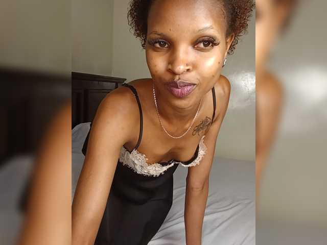 Roundbootie live cam on BongaCams