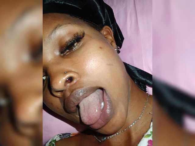 Roundbootie live cam on BongaCams