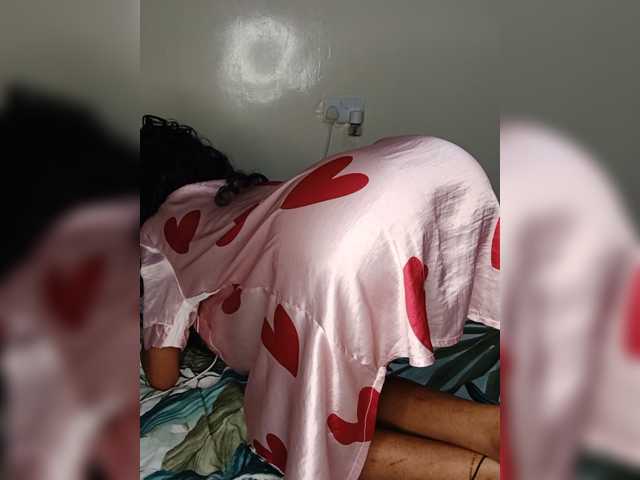 Roundbootie live cam on BongaCams