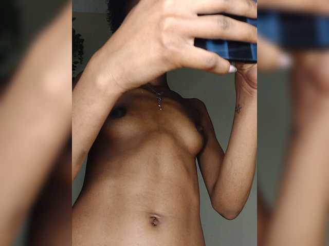 Roundbootie live cam on BongaCams