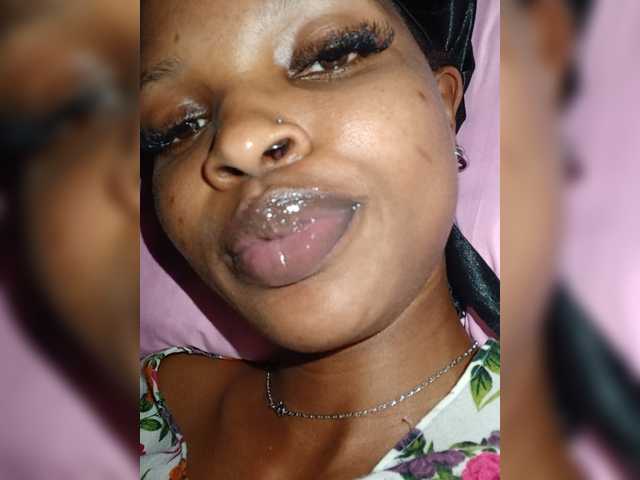Roundbootie live cam on BongaCams