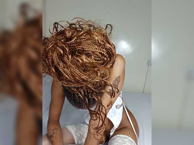 Roundbootie live cam on BongaCams