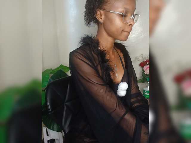 Roundbootie live cam on BongaCams