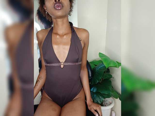 Roundbootie live cam on BongaCams