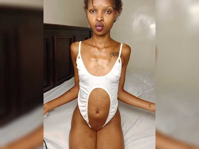 Roundbootie live cam on BongaCams