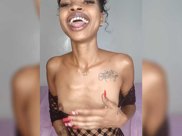 Roundbootie live cam on BongaCams