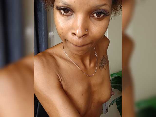 Roundbootie live cam on BongaCams