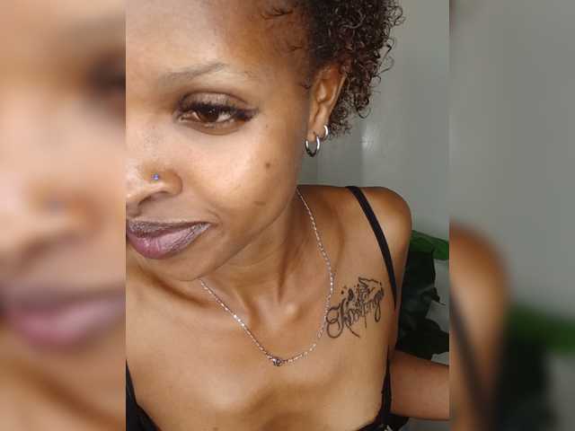 Roundbootie live cam on BongaCams