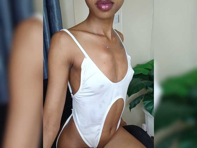 Roundbootie live cam on BongaCams