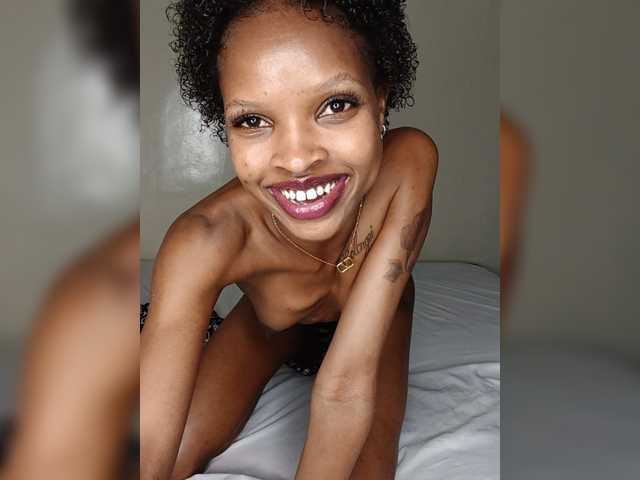 Roundbootie live cam on BongaCams