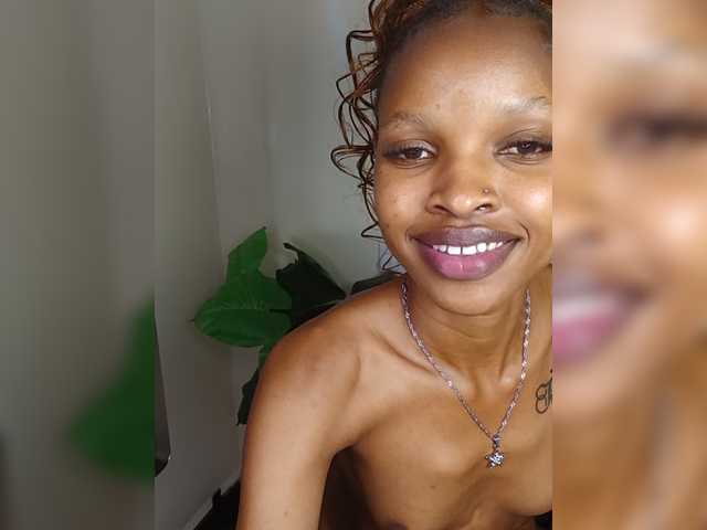 Roundbootie live cam on BongaCams