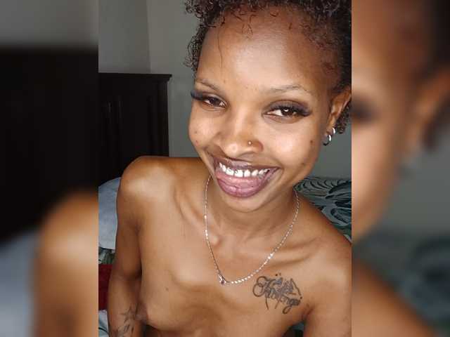 Roundbootie live cam on BongaCams