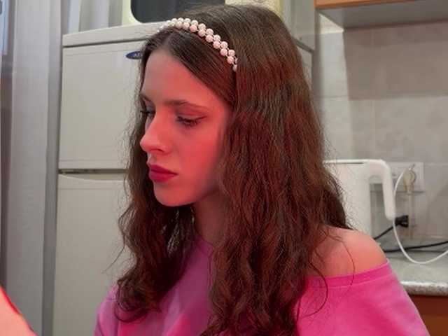 Esenialive's BongaCams show and profile