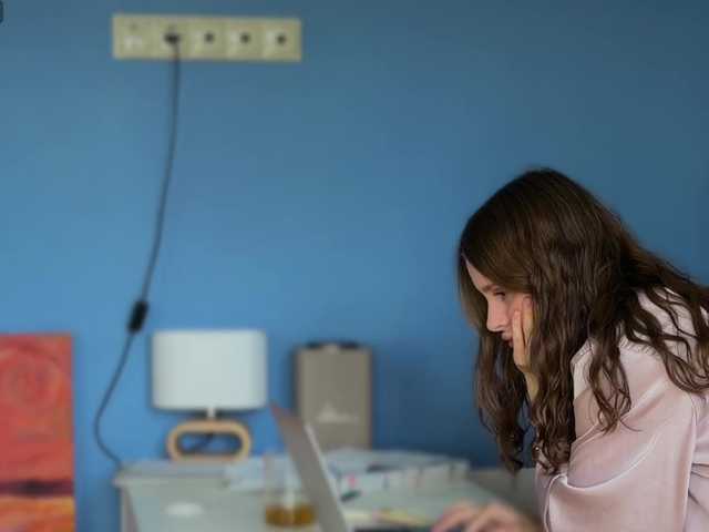 Esenialive live cam on BongaCams