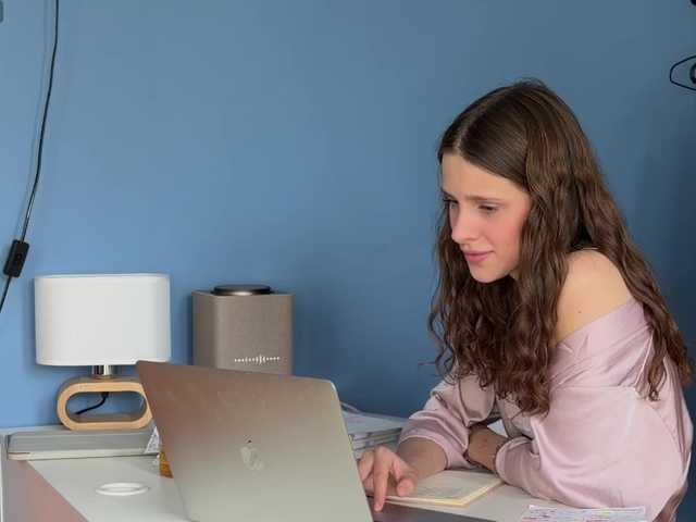 Esenialive live cam on BongaCams