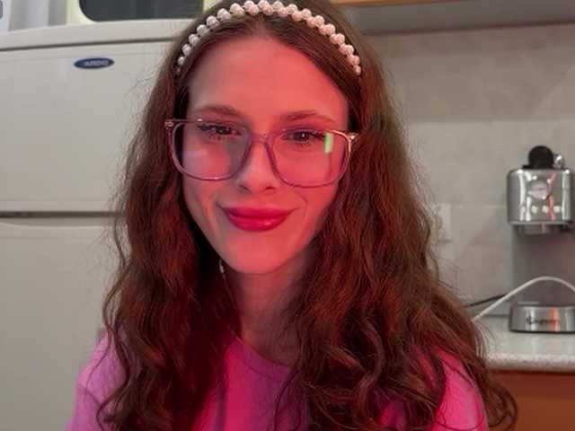 Esenialive's BongaCams show and profile